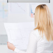 architektin schaut auf bauplan