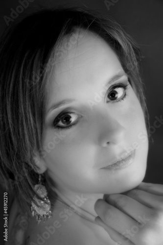 Photo: portrait de femme en noir et blanc portrait de femme en noir et blanc