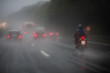 abendlicher Autobahnverkehr bei Regenwetter