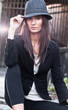 Foto: Attractive young brunette with hat posing. Attractive young brunette with hat posing.