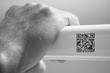 Senioren Hand mit QR-Code