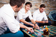Männer beim Pokerabend