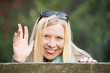 Foto: Grüßende Frau Grüßende Frau