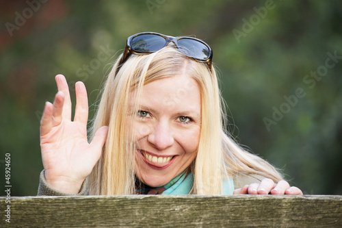 Photo: Grüßende Frau Grüßende Frau