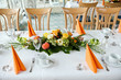 Gedeckter Tisch mit Blumendeko