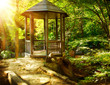 Foto: Arbor in Autumnal Park. Landscaping Arbor in Autumnal Park. Landscaping