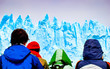 Foto: Tourists looking at icebergs Tourists looking at icebergs
