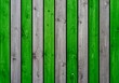 Holzwand mit grünen und grauen Planken als Hintergrund