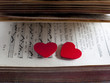 livre ouvert roman d'amour coeurs rouge
