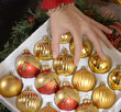Seleccionando adornos de navidad,mujer decorando de navidad.