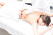 junge frau bei medizinischer massage