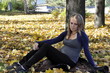 a pregnant girl sits vparke