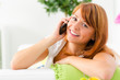 teenager telefoniert mit einem smartphone
