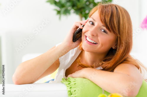 Photo: teenager telefoniert mit einem smartphone teenager telefoniert mit einem smartphone