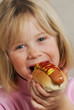 Niña feliz comiendo perro caliente,Hot dog.