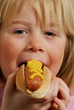 Niña feliz comiendo perro caliente,Hot dog.