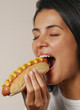Mujer comiendo perro caliente,comida rápida.