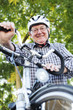 seniior mit fahrrad