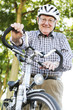 seniior mit fahrrad