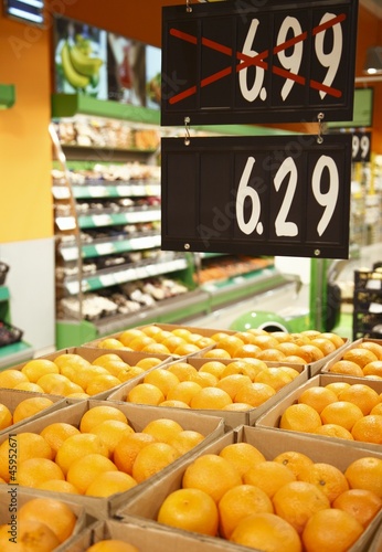 Photo: Fresh oranges in grocery discounts Fresh oranges in grocery discounts