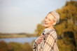 junge frau lachend in der natur