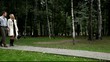 Двое влюблённых идут по дорожке парка