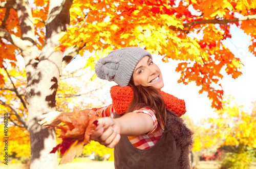Photo: glückliche frau im herbst glückliche frau im herbst
