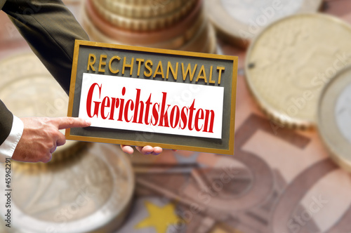 Photo: Schild mit Gerichtskosten Schild mit Gerichtskosten