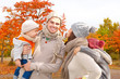 familie im herbst zusammen im park
