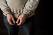 Verurteilter Krimineller in Handschellen