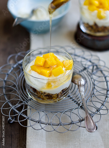 Photo: Joghurt mit dem Müsli und Mango Joghurt mit dem Müsli und Mango