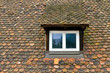 Altes Dach mit Dachfenster
