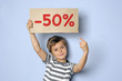 Kind hält Schild mit Typo -50%