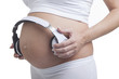 Donna incinta con cuffie