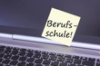 Computer mit Zettel Berufsschule