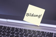 Computer mit Zettel Bildung