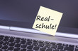 Computer mit Zettel Realschule