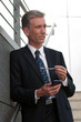 Manager mit Brille und Smartphone