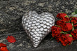 Herz mit roten Rosen