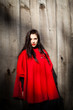Foto: ragazza con mantella rossa ragazza con mantella rossa