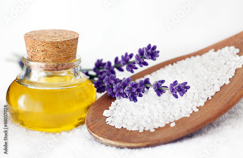 Photo: Wellness Peeling | Salz Lavendel Öl | Entspannen im Badezimmer Wellness Peeling | Salz Lavendel Öl | Entspannen im Badezimmer