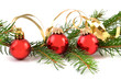 weihnachtskugeln und tannenzweigen