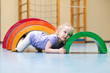 Kind in Turnhalle