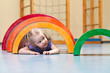 Kind in Turnhalle
