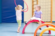 Kinder in Turnhalle