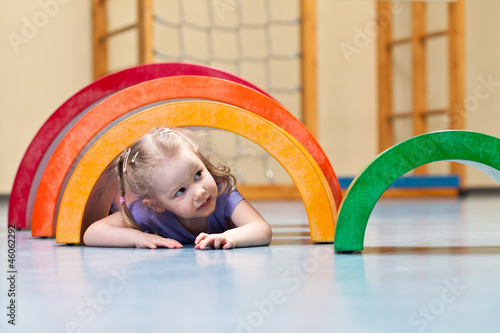 Photo: Kind in Turnhalle Kind in Turnhalle