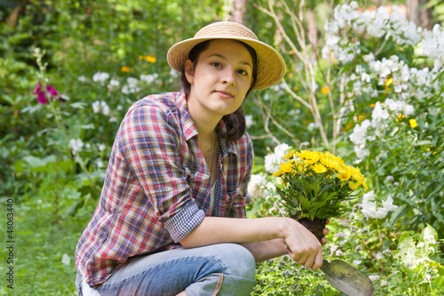 Photo: Junge Frau im Garten, Young woman in a garden Junge Frau im Garten, Young woman in a garden