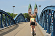Brücke in Freiburg mit Radlerin
