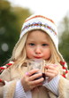 kleines Mädchen trinkt Kinderpunsch