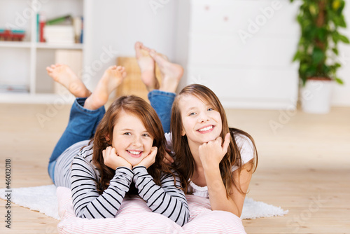 Photo: zwei freundinnen im kinderzimmer zwei freundinnen im kinderzimmer
